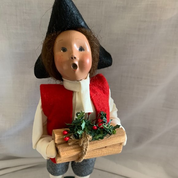 Byer's Choice 2002 Williamsburg Carolers Boy with Stack of Wood - Picture 3 of 7